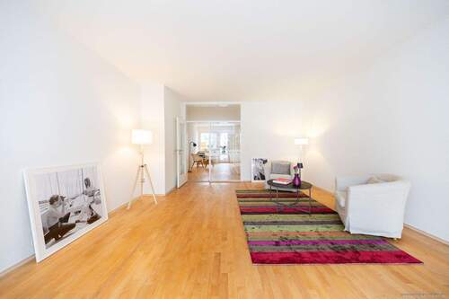 großzügiges Wohnzimmer - 