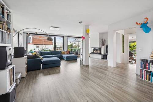 Wohnzimmer mit Kamin - 6 Zimmer Einfamilienhaus in Berlin