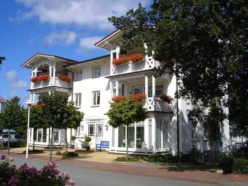 Die eindrucksvolle Begrünung der Anlage - Etagenwohnung mit 51,20 m&sup2; in Baabe zum Kaufen