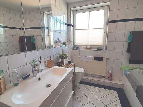 Bad mit Dusche und Wanne - 