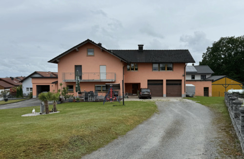 Haus mit Garten - Mehrfamilienhaus (2 Wohnungen) mit großem Garten und geräumigen Garagen sowie BalkonTerrasse