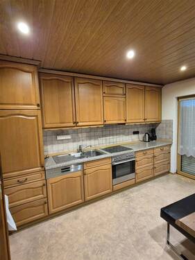 Küchenzeile - 7 Zimmer Mehrfamilienhaus, Wohnhaus zum Kaufen in Schöllnach
