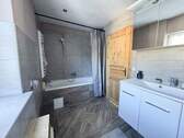 Bad mit Badewanne - 