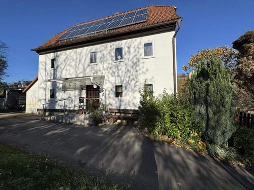 vordere Hausansicht - Einfamilienhaus mit Terrasse, Carport und traumhaften Blick übers Rosenthal