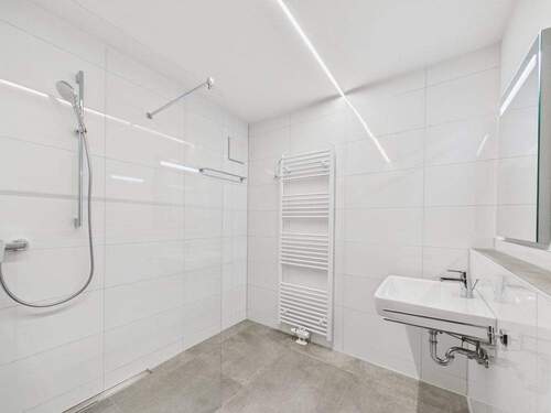 Badezimmer mit bodenebener Dusche - 