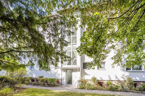 Hausansicht - Charmante 3-Zimmer-Wohnung mit Stil und Komfort