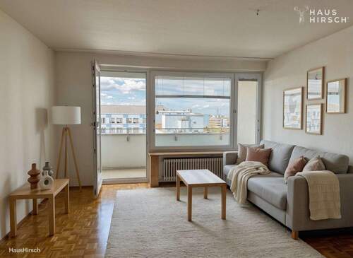 Wohnzimmer eingerichtet - 3 Zimmer Etagenwohnung zum Kaufen in München