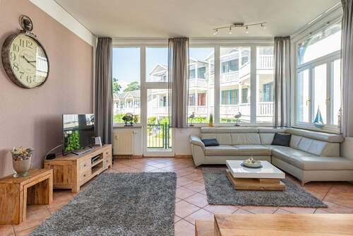 Der Wohnbereich mit Zugang zum Balkon - 