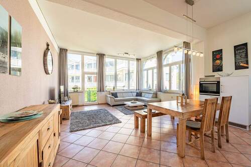 Der Blick in den Wohn- und Essbereich - 