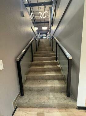 Treppen-UG.JPG - Gewerbeobjekt (Büro, Produktion, Verkauf) in Nürnberg zur Miete