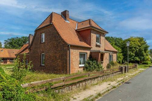 Ärzte & Apotheker Immobilien - Charmantes Sanierungsobjekt mit großem Grundstück und Nebengebäude in ruhiger Dorflage!