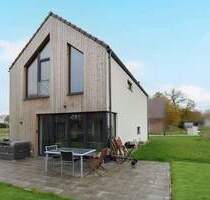 Exklusives Ferienhaus in traumhafter Wasserlage - Stilvoll, nachhaltig, bezugsbereit - Klausdorf