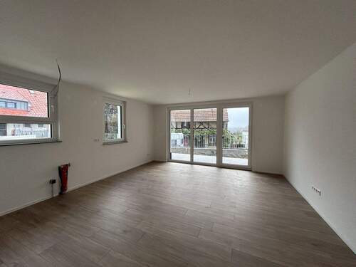 Wohnzimmer - Erstbezug 4-Zimmer-Erdgeschosswohnung mit Einbauküche zu vermieten!