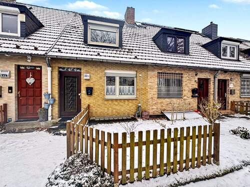 Frontansicht Gebäude - REIHENMITTELHAUS MIT 105 QM GESAMTFLÄCHE + EIGENEM GARTEN - ATTRAKTIVES SANIERUNGSOBJEKT IN TOP-LAGE