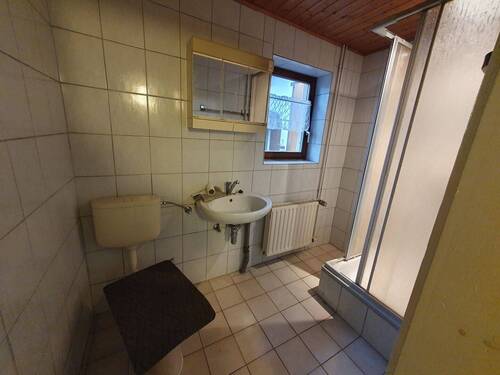 Bad mit Dusche - 