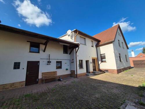 Hofansicht mit Waschküche und Schuppen - 5 Zimmer Doppelhaushälfte in Laußig