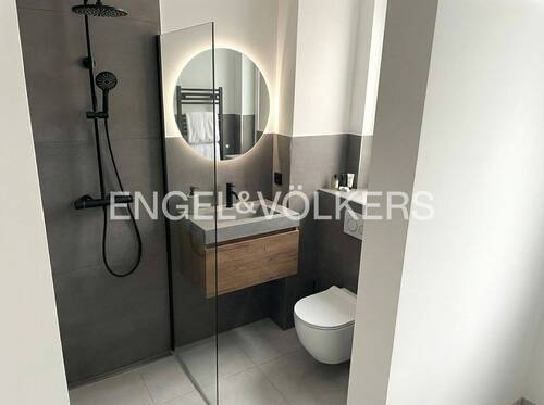 Gäste-WC mit bodentiefer Dusche - Beispiel (KI-Optimiert) - 