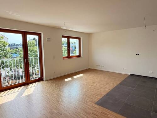Lichtdurchfluteter Wohnraum mit Balkonzugang - 2 Zimmer Etagenwohnung in Frankfurt am Main