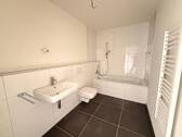 Modernes Badezimmer mit Wanne - 