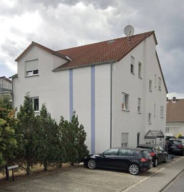 Außenansicht - RÖDERMARKOber-Roden: 5-Zimmer-Souterrainwohnung mit eigenem Gartenbereich
