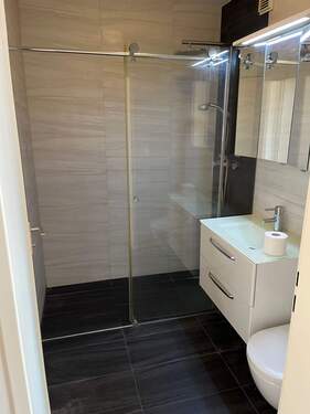 Badezimmer mit begehbarer Dusche - 
