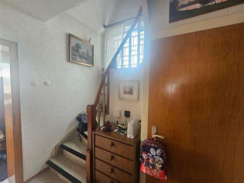 Flur - 5 Zimmer Einfamilienhaus in Waldsolms