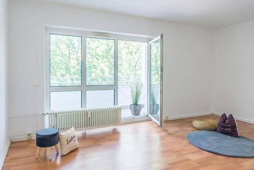 Wohnzimmer Vergleichswohnung - Geräumige 2-Raum-Wohnung mit Balkon zum Sofortbezug