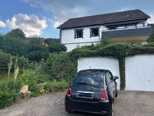 Hausansicht mit Garagen - 7 Zimmer Mehrfamilienhaus, Wohnhaus zum Kaufen in Unterreichenbach