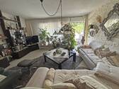 Wohnzimmer mit Balkon - Mehrfamilienhaus, Wohnhaus mit 150,00 m² in Unterreichenbach zum Kaufen