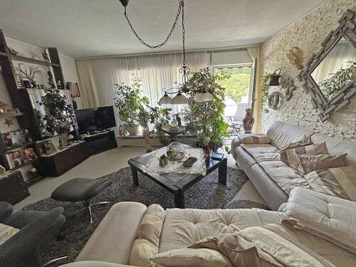 Wohnzimmer mit Balkon - Mehrfamilienhaus, Wohnhaus mit 150,00 m² in Unterreichenbach zum Kaufen