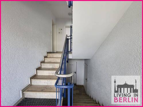 Treppenhaus - 2 Zimmer Etagenwohnung in Berlin