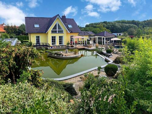 Blick über das Grundstück - Traumhaus in Löbnitz: Exklusives Architektenhaus mit Gartenparadies, Pool, Pavillon und Nebengebäude