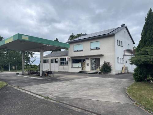 Straßenansicht - Ehemalige Tankstelle samt Wohnhaus und geräumiger Werkstatt