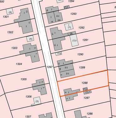 Grundstück rot umrandet - 