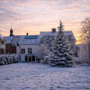 Rückansicht des MFH vom weitläufigen Garten aus - **Provisionsfrei** Zwei Häuser- ein Zuhause: Wohnen mit Charme u. Geschichte!
