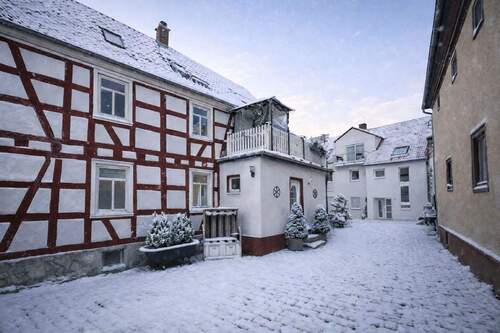 Innenhof mit Fachwerkhaus und im Hintergrund das MFH - 