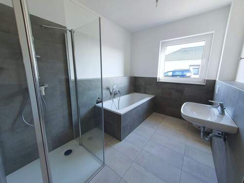 Bad mit Wanne und Dusche - 