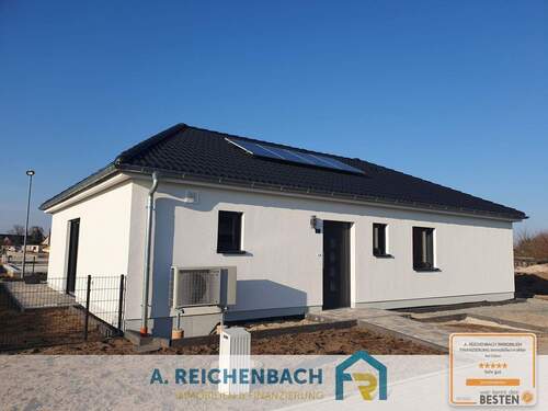 Hausansicht - Erstbezug! Wohnen am Mühlfeldsee - Einfamilienhaus im Bungalowstil in Löbnitz zu vermieten!