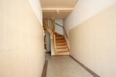 Hausflur mit Treppe - 