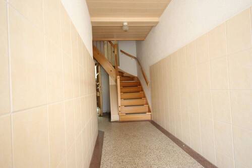 Hausflur mit Treppe - 