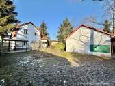 Blick auf das Wohnhaus mit Terrasse und zur Garage - 