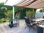 Überdachte Terrasse mit kl. Teich.jpg - 