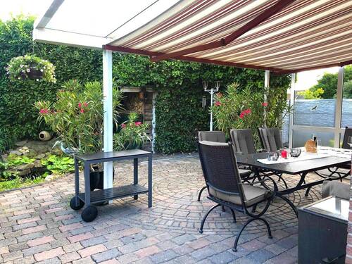Überdachte Terrasse mit kl. Teich.jpg - 