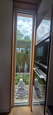 hohe Fenster mit Blick in den Garten - 