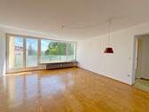 Wohnzimmer mit Zugang zum Balkon - 3 Zimmer Etagenwohnung zum Kaufen in München
