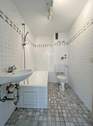Badezimmer mit Badewanne - 