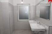 Badezimmer mit Fenster - 