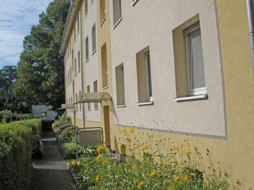 Ansicht Wohngebäude mit Zugang zu den Hauseingängen - 3 Zimmer Etagenwohnung zur Miete in Heppenheim