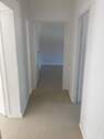 Flur mit weiß angelegten Wänden und hellem Linoleumboden - Etagenwohnung mit 59,00 m&sup2; in Heppenheim zur Miete