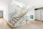 Treppenhaus mit Lastenaufzug - 